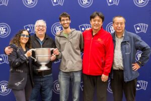 Bronia Jenkins presente la trophée Reisinger à Brian Platnick, Kevin Rosenberg, Jerry Li et Yongge Zhang